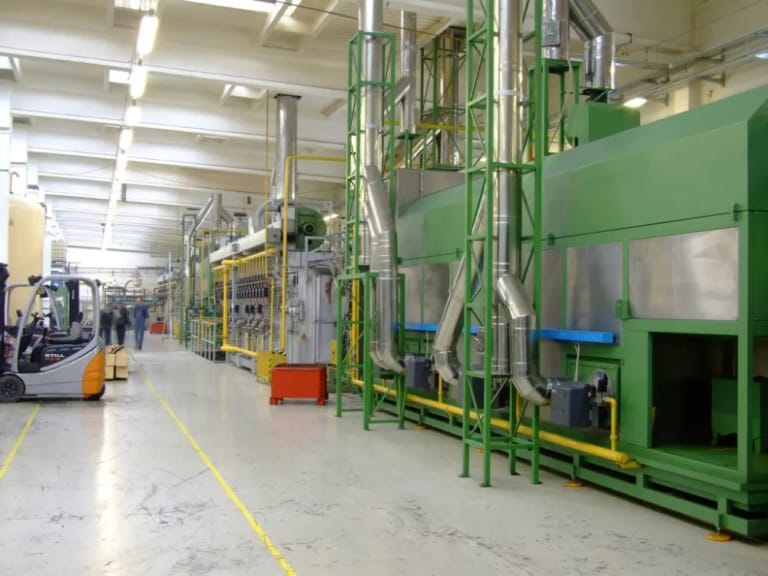 Food processing line in a factory hall
